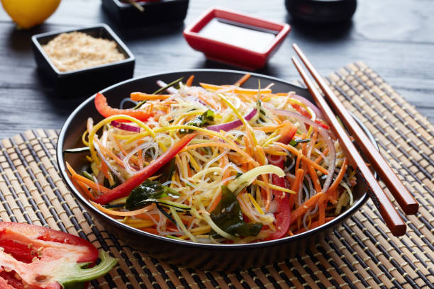 fresca y crujiente ensalada de vegetales asiático - wakame salad fotografías e imágenes de stock