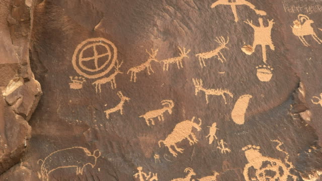indian art and symbols on newspaper rock in utah