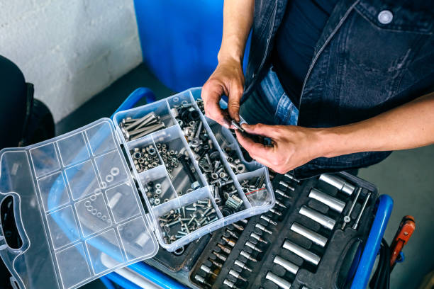 mécanicien mains vis choisir d’une boîte à outils - work tool nut manufacturing industry photos et images de collection