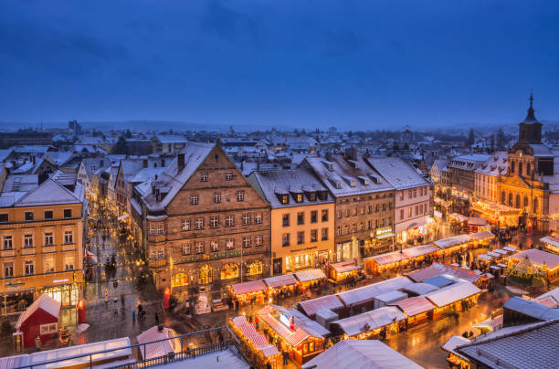 Christmas in Bayreuth Elevated view over the Christmas market in the pedestrian zone and snow-covered city center of Bayreuth at dusk bayreuth stock pictures, royalty-free photos & images