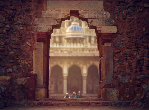 porte en vieux temple - india new delhi indian culture pattern photos et images de collection