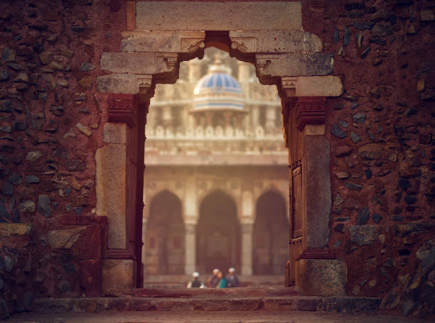 ворота в старом храме - india new delhi indian culture pattern стоковые фото и изображения