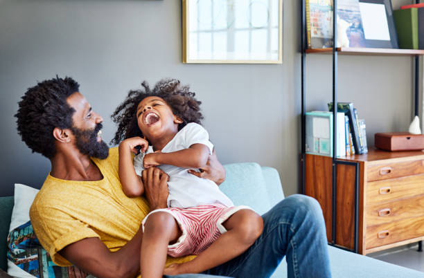 papà sai solletico sono la mia debolezza - tickling foto e immagini stock