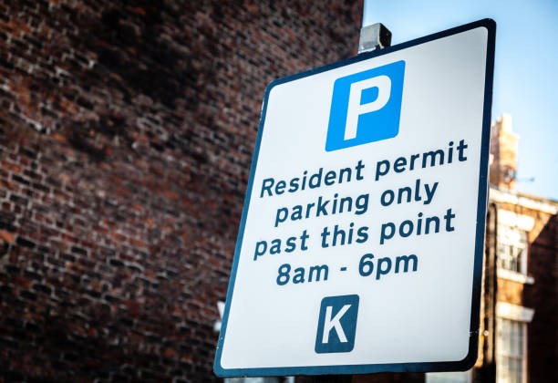 inhaber von britischen auszustellen. nur parkverbot - parking lot parking sign sign letter p stock-fotos und bilder