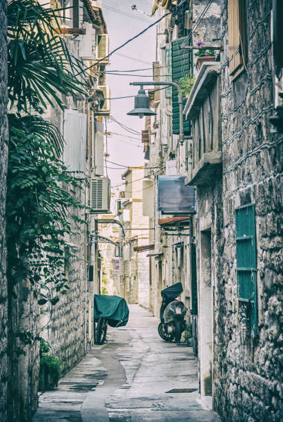 узкая улица в историческом трогире, хорватия, аналоговый фильтр - 11246 стоковые фото и изображения
