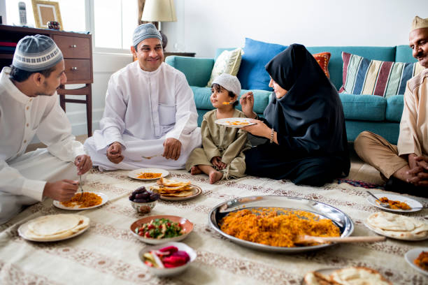 회교도 가족 층에 저녁 식사 - taqiyah 뉴스 사진 이미지