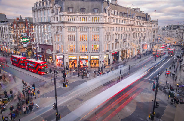 oxford circus with red london buses - crowd store europe city street imagens e fotografias de stock