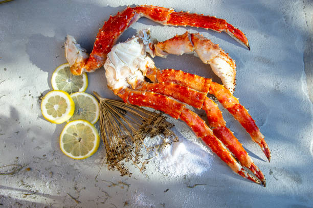 garras del cangrejo - alaskan king crab fotografías e imágenes de stock