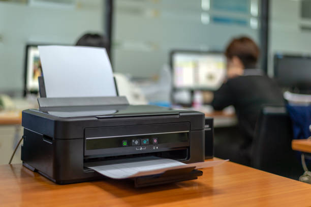 imprimante noir au bureau avec flou et plus de lumière en arrière-plan - laserjet photos et images de collection