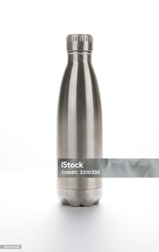 tazza thermos in acciaio inossidabile. Negozio freddo bottiglia bicchiere. - Foto stock royalty-free di Bottiglia d'acqua