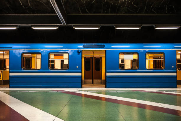отправление поезда метро на платформе метро стокгольма - nobody subway station subway train underground стоковые фото и изображения
