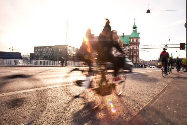 menschen radfahren in kopenhagen - denmark traffic copenhagen danish culture stock-fotos und bilder