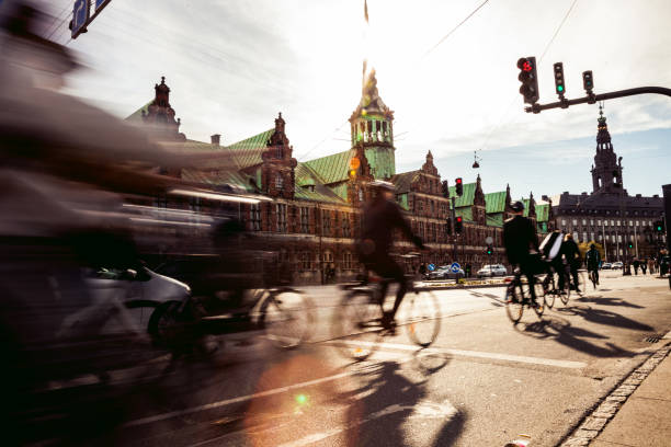 menschen radfahren in kopenhagen - denmark traffic copenhagen danish culture stock-fotos und bilder