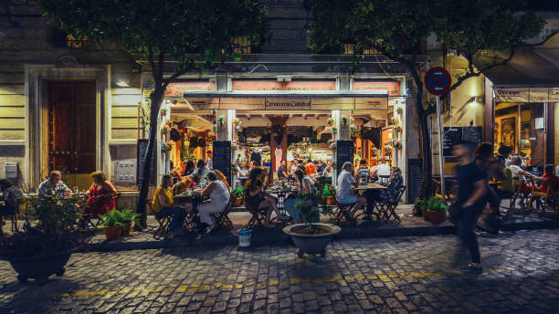 ruchliwy bar i restauracja na calle mateos gago obsługi hiszpańskiego stylu tapas dla mieszkańców i turystów oraz do późnych godzin w zabytkowym centrum sewilli - seville sevilla spain andalusia zdjęcia i obrazy z banku zdjęć