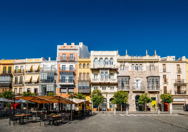 plaza san francisco, sevilla, andalucía, españa durante el verano - plaza de espana sevilla town square seville fotografías e imágenes de stock