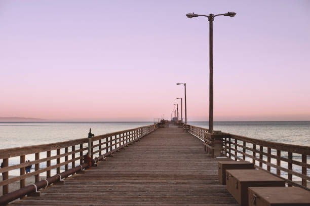 avila beach pier au crépuscule - avila photos et images de collection