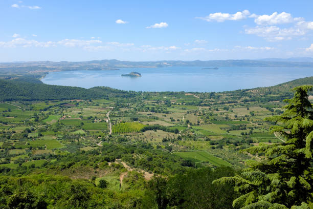 version du sol du lac de bolsena en italie - viterbo province photos et images de collection