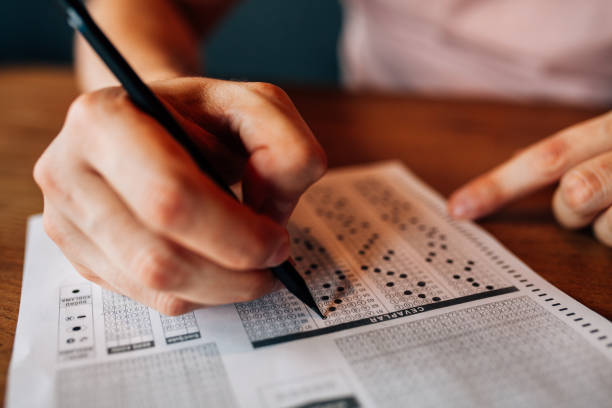 hand mit bleistift sie den test-liste auf der untersuchung - exam stock-fotos und bilder