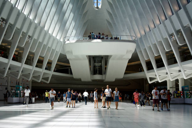 ludzie idący pod oculus, world trade transportation hub, manhattan, nowy jork, usa - editorial shadow new york city manhattan zdjęcia i obrazy z banku zdjęć