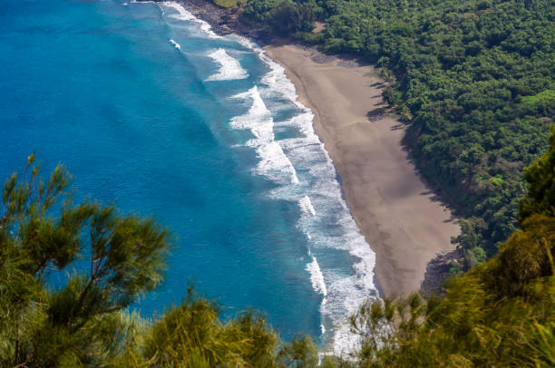 uma praia isolada na ilha de molokai, no havaí - molokai - fotografias e filmes do acervo