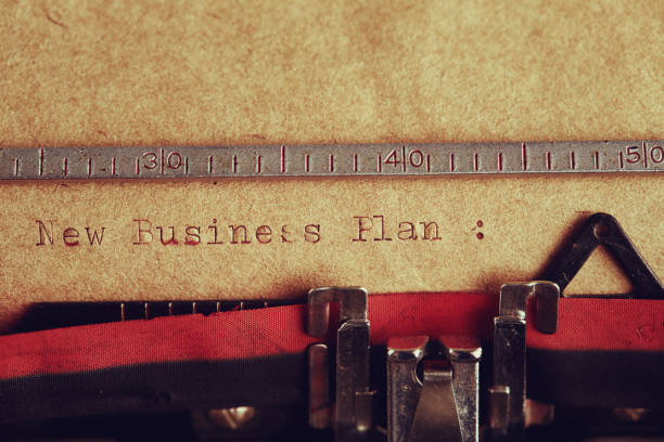 nuovo business plan sulla macchina da scrivere - typewriter typing beginnings blank foto e immagini stock