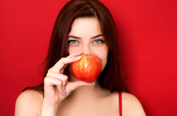 femme tenant la pomme rouge - fruit women beautiful food photos et images de collection