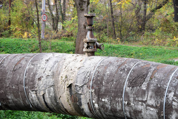 il tubo del vecchio gasdotto attraversa il torrente - pilled foto e immagini stock
