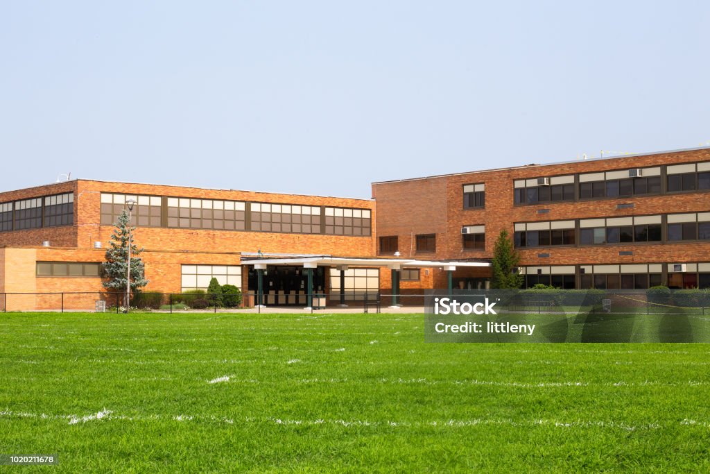 exterior del edificio de la escuela americana típica - Foto de stock de Edificio escolar libre de derechos