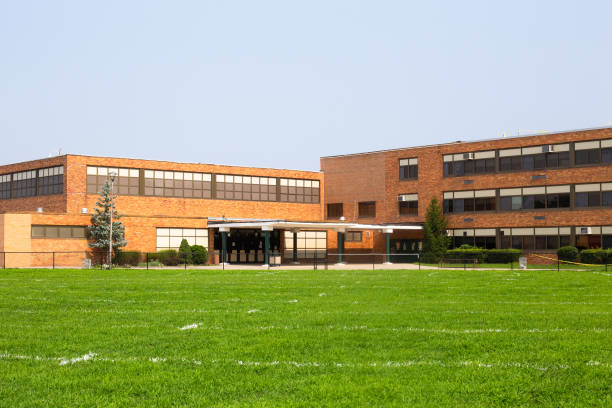 typowy amerykański budynek szkolny na zewnątrz - campus university built structure outdoors zdjęcia i obrazy z banku zdjęć