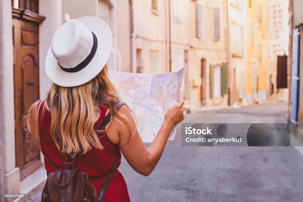 旅行到歐洲, 遊客看地圖在街道上, 暑假 - 免版稅旅行圖庫照片