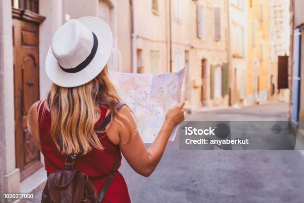 旅行到歐洲 遊客看地圖在街道上 暑假 照片檔及更多 旅行 照片 - 旅行, 旅程, 渡假