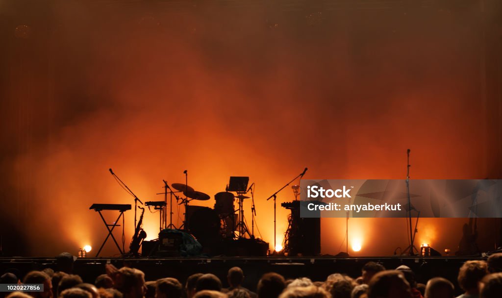 leere Konzertbühne auf Musik Festival, Instrumente Silhouetten - Lizenzfrei Bühne Stock-Foto
