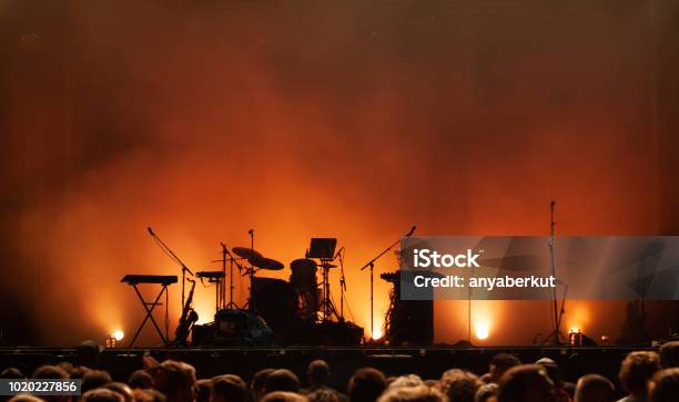Leere Konzertbühne Auf Musik Festival Instrumente Silhouetten Stockfoto und mehr Bilder von Bühne