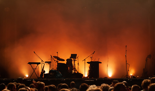 escenario vacío en festival, siluetas de instrumentos musicales photo
