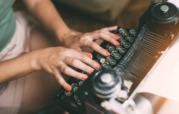 mani da donna che scrivono su una macchina da scrivere vintage. - machine typewriter human hand typing foto e immagini stock