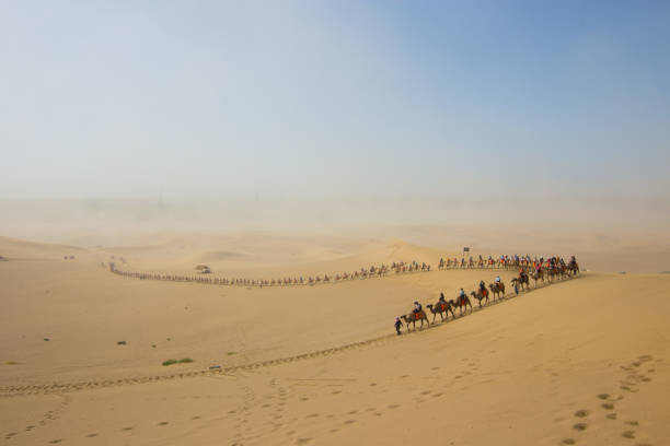 rota da seda na tempestade de areia no mingshashan, dunhuang, china - turpan - fotografias e filmes do acervo