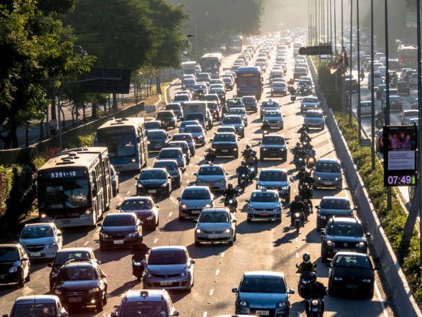 stau auf der 23 de maio avenue in sao paulo, brasilien - congested traffic stock-fotos und bilder