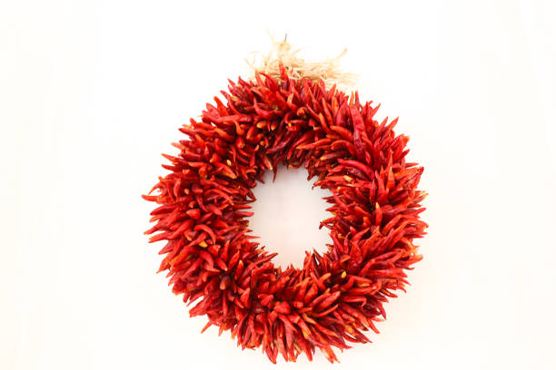 санта-фе стиль: чили перец ristra венок на белом - wreath chili pepper pepper ristra стоковые фото и изображения