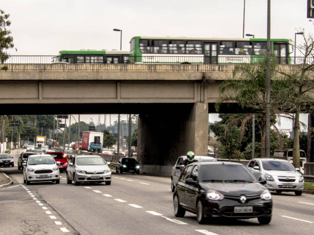 вид движения на шоссе маргинальный тите в сан-паулу, бразилия - взрыв населения стоковые фото и изображения
