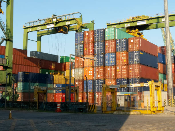 container im hafen von santos entladen wird - travel nautical vessel commercial dock pier stock-fotos und bilder