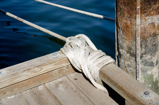 detalhes de aparelhamento em aldeia flutuante em victoria, british columbia - porto de victoria - fotografias e filmes do acervo