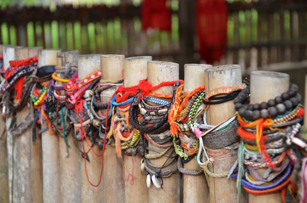 farbige armbänder gewidmet den opfern die killing fields choeung ek in phnom penh - völkermord in kambodscha stock-fotos und bilder