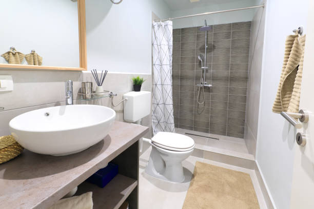 baño moderno interior  - muebles para baños pequeños fotografías e imágenes de stock