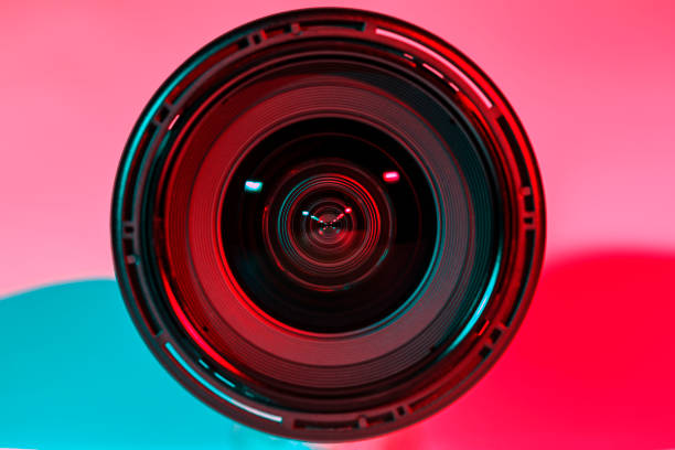 frente del lente de la cámara y el color de tono claro de dos flash. - foto de estudio fotos fotografías e imágenes de stock