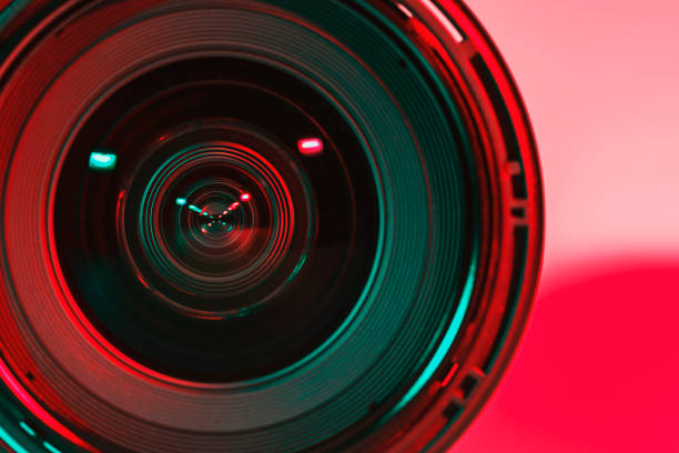 davanti alla fotocamera dell'obiettivo e colore della tonalità chiara da due flash. - telephoto lens flash foto e immagini stock