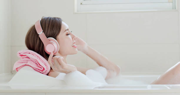 kobieta słuchać muzyki w wannie - water bubbles audio zdjęcia i obrazy z banku zdjęć