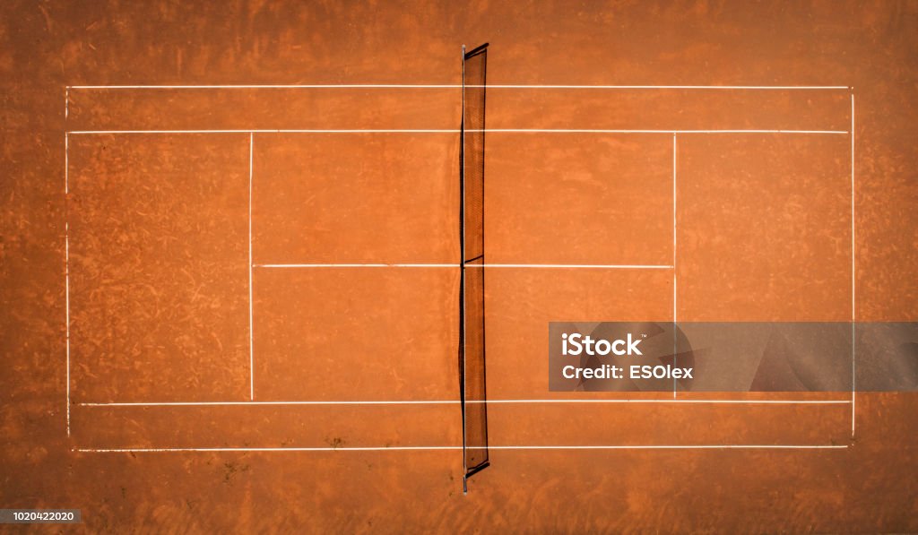 Court de tennis de terre battue. Vue de vol d’oiseau. Photographie aérienne - Photo de Tennis libre de droits