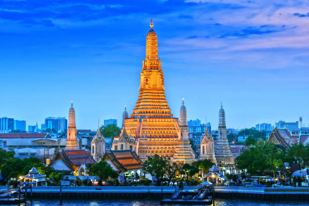ват арун ратчаварарам, буддийский храм в бангкоке, таиланд - thonburi стоковые фото и изображения