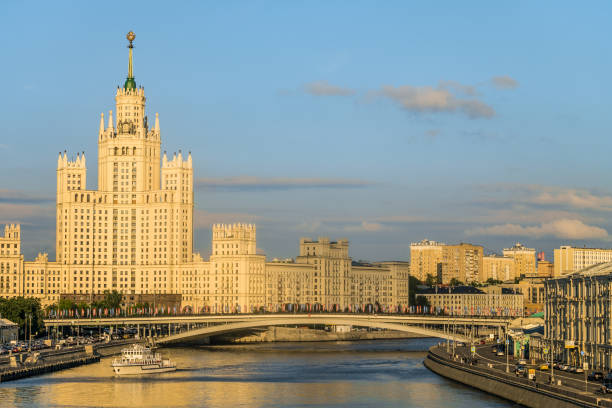 terraplén de moskvoretskaya y río de moscú de terraplén de kotelnicheskaya con rascacielos estalinista años 1938-1952 de la construcción. residencial edificio soviético. bolshoy ustyinsky puente. - kotelnicheskaya fotografías e imágenes de stock