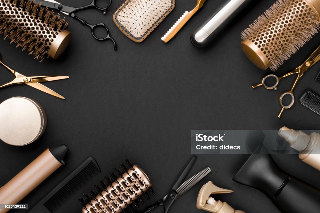 Friseurwerkzeuge auf schwarzem Hintergrund mit Kopierplatz in der Mitte - Lizenzfrei Friseursalon Stock-Foto
